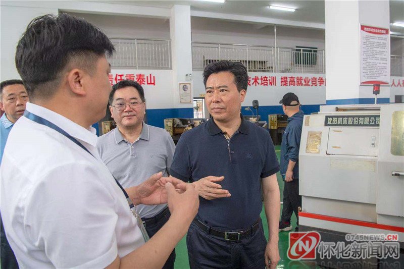 5月16日下午,市委副书记、代市长黎春秋调研职业教育工作,图为黎春秋在怀化商业供销学校调研。