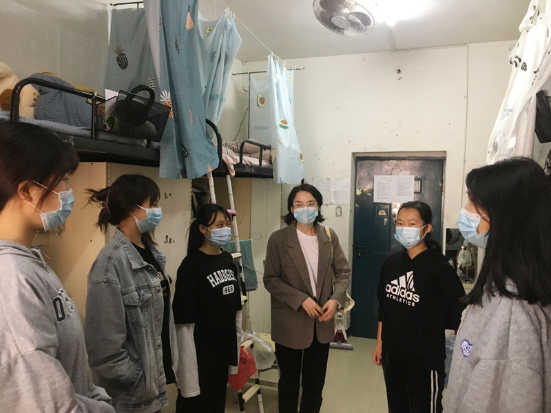 1667373430696093312.jpg 2班主任下沉宿舍.jpg