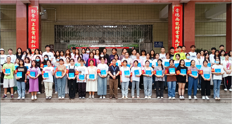 1685952708463056691.jpg 商贸旅游学院宿舍安全文明督导队全体成员合影.jpg